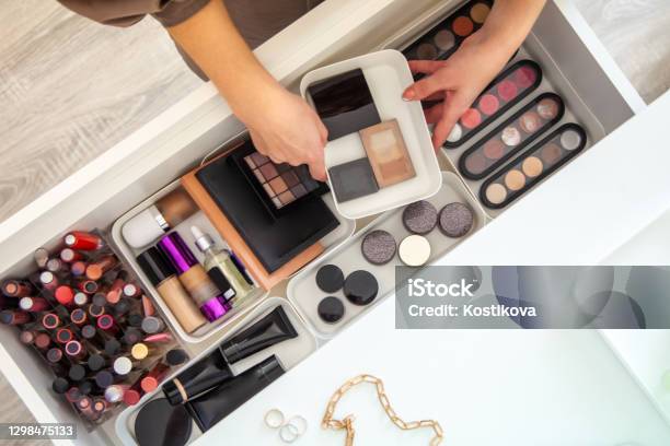 女性の手はきちんとバニティドレッシングテーブルの引き出しに化粧や化粧品を整理 - メイクアップのストックフォトや画像を多数ご用意 - メイクアップ, 手帳, 化粧台