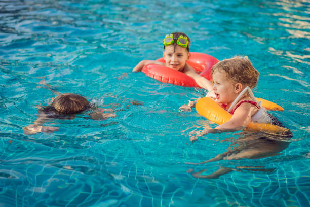 수영장에서 놀고있는 세 명의 어린 아이들 - human hair swimming pool spray little girls 뉴스 사진 이미지