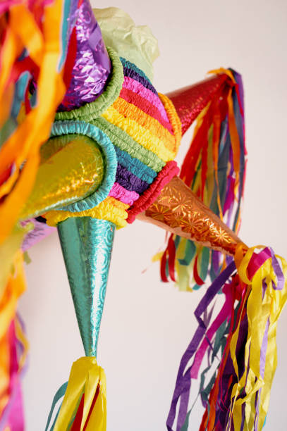 piñata colorata a 7 cime - pinata mexico christmas mexican culture foto e immagini stock