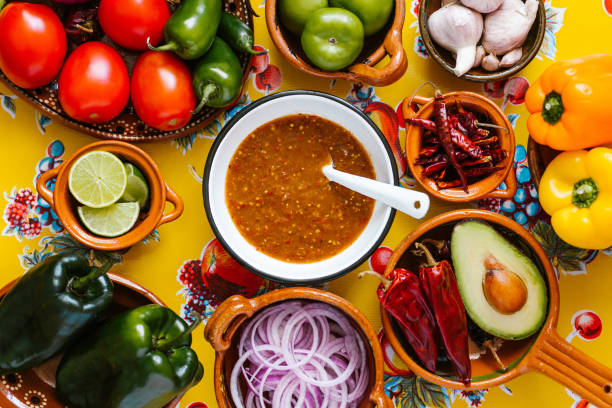 mexikanische salsa würzige sauce und zutaten auf einem tisch küche in mexiko-stadt, top-ansicht kopierraum. - mexican dish stock-fotos und bilder