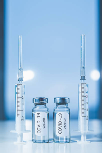 vaccination contre le coronavirus covid-19. gros plan d’ampoule et de seringue. concept - injecting capsule macro pill photos et images de collection