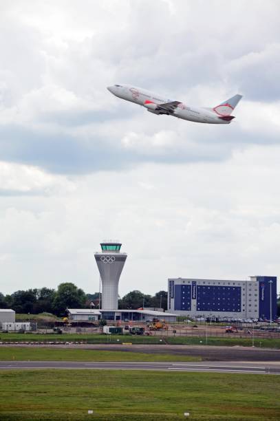 boeing 737-300 despegando del aeropuerto de birmingham, reino unido. - air traffic control tower airport runway air travel fotografías e imágenes de stock
