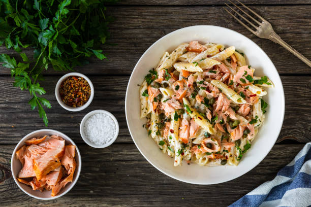 サーモンと白い背景の上の野菜のパスタ - pasta directly above fusilli food ストックフォトと画像