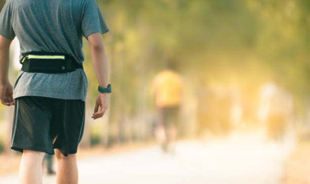 日の出の若い男性 - starting line competition running jogging ストックフォトと画像