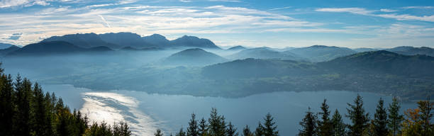 vue panoramique d’automne au-dessus du lac de traunsee avec dachstein massiv à l’arrière-plan - european alps austria autumn colors photos et images de collection