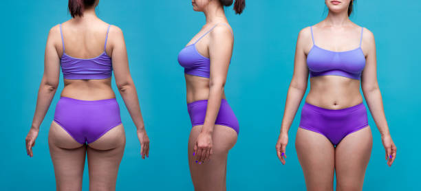 belleza más tamaño modelo en ropa interior púrpura sobre fondo azul, collage de tres fotos - abdomen fotos fotografías e imágenes de stock