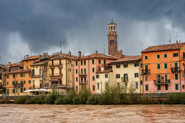 rzeka adige w powodzi w centrum werony - veneto włochy - torre dei lamberti zdjęcia i obrazy z banku zdjęć