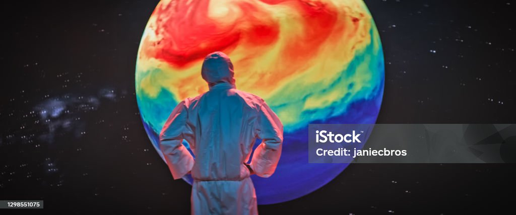 Scienziato che contempla i cambiamenti climatici della Terra a braccia aperte. Visualizzazione sullo schermo - Foto stock royalty-free di Cambiamenti climatici Scienziato che contempla i cambiamenti climatici della Terra a braccia aperte. Visualizzazione sullo schermo - Foto stock royalty-free di Cambiamenti climatici