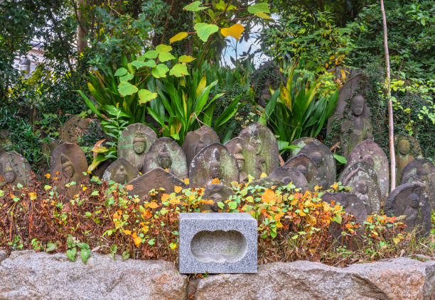 秋のタモンジ寺院の仏像や石の彫刻。 - appeased ストックフォトと画像