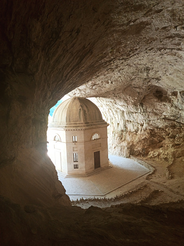 Tempio del Valadier, one of the most evocative sanctuaries of the Marches, immersed in the rocky belly of the Gola della Rossa and Frasassi for almost two hundred years. An octagonal sanctuary in neoclassical style built by Pope Leo XII to a design by the famous architect Giuseppe Valadier.