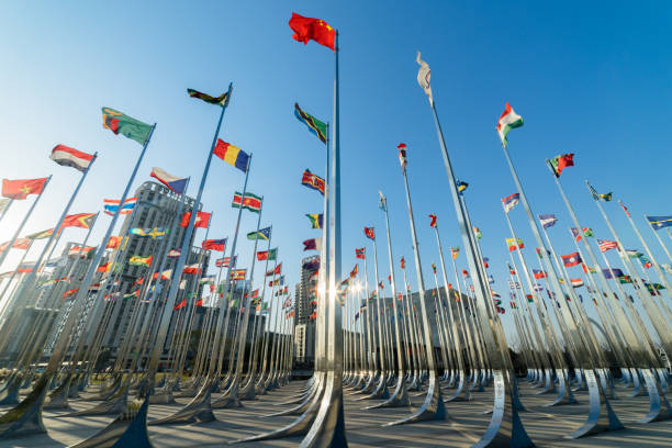 drapeaux du monde ondulant dans le vent - jeux olympiques photos et images de collection