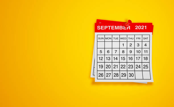 黄色の背景に 2021 年 9 月のカレンダー - calendar deadline personal organizer thumbtack ストックフォトと画像