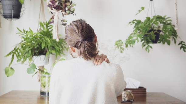 vista posteriore di una donna con le spalle rigide - rear view women back back of head foto e immagini stock