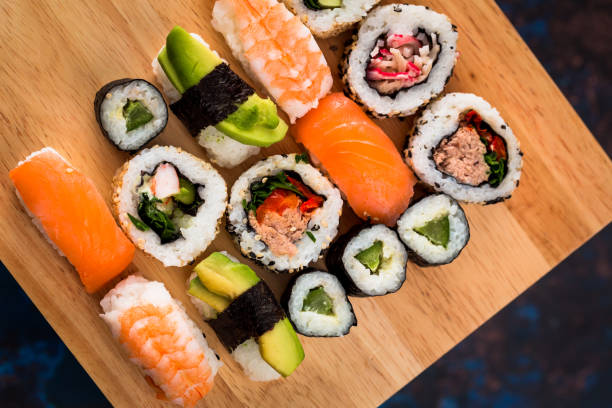 verse sushiselectie op houten raad - nigiri fotos stockfoto's en -beelden