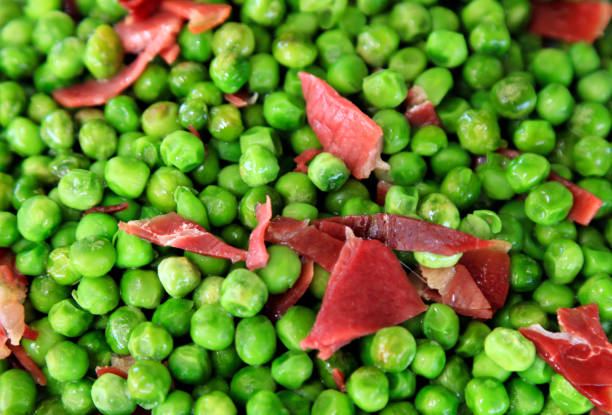 guisantes verdes con tocino - bacon stack heap isolated fotografías e imágenes de stock