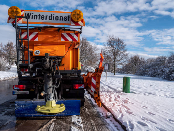 servicio de invierno en uso en alemania - snowplow snow parking lot truck fotografías e imágenes de stock