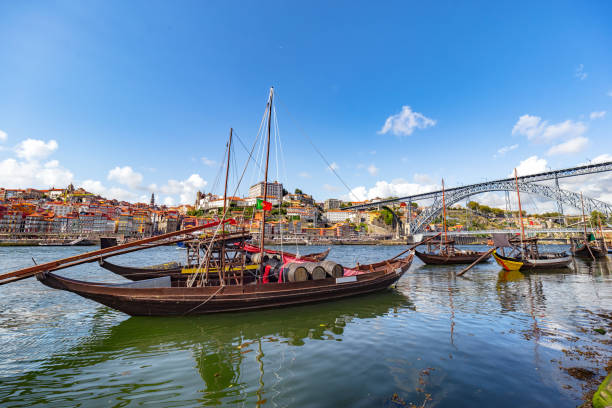 река дору и традиционная лодка в порту, португалия. - porto built structure commercial dock port wine стоковые фото и изображения