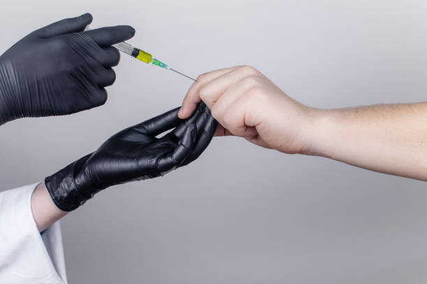 Help with diseases that damage the cartilage of the joint. An orthopedic surgeon gives an injection in the finger joint. Treatment of osteoarthritis with hormonal drugs or drugs based on hyaluronic acid. un cirujano ortopédico administra una inyección en la articulación del dedo. tratamiento de la osteoartritis con medicamentos hormonales o medicamentos a base de ácido hialurónico. ayuda con enfermedades que dañan el cartílago de la articulación
