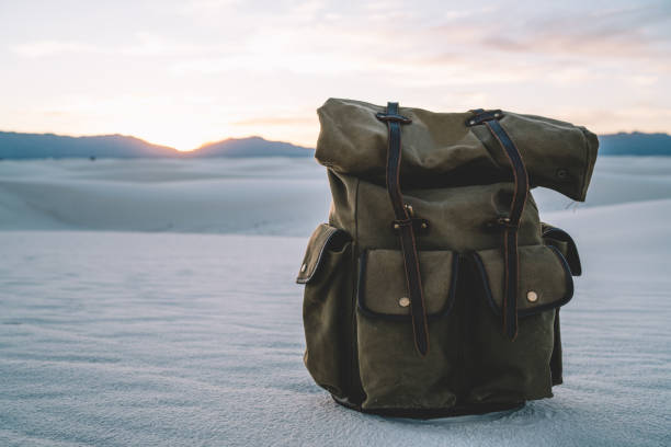 professioneller rucksack zum wandern auf sandigem boden - desert new mexico sand white sands national monument stock-fotos und bilder