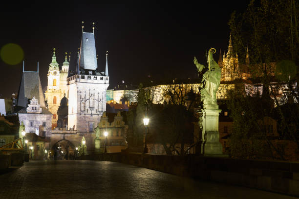 noc w historycznym centrum pragi z prawie bez turystów z powodu blokady covid-19 - prague czech republic charles bridge famous place zdjęcia i obrazy z banku zdjęć