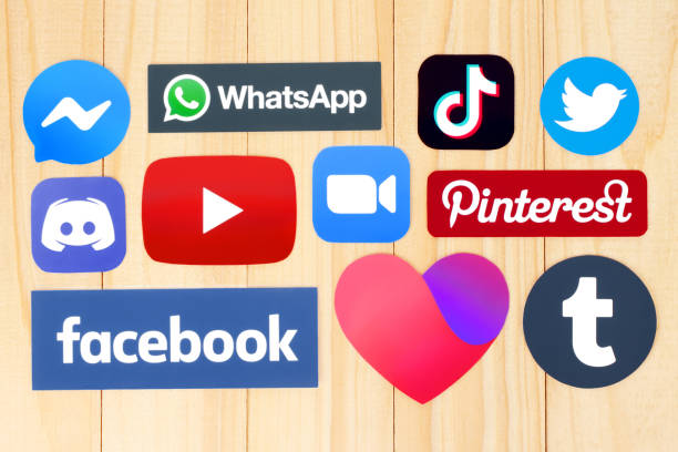colección de logotipos populares de redes sociales sobre fondo de madera - tiktok fotografías e imágenes de stock