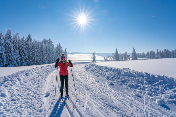 femme aînée sur le ski de fond dans les alpes de garman - ski track powder snow track snow photos et images de collection