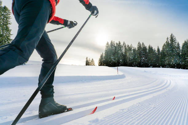 mujer mayor en esquí de fondo en los alpes de garman - powder snow ski ski track track fotografías e imágenes de stock