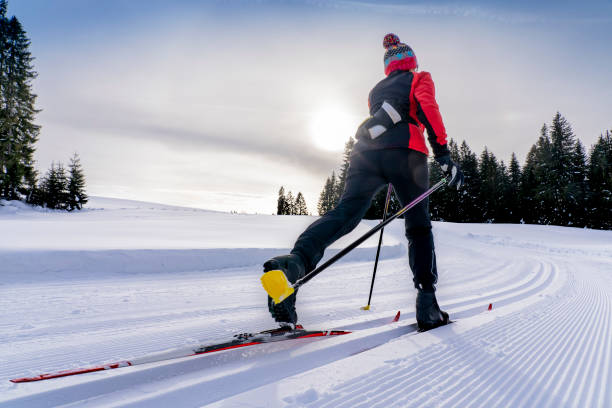 가르만 알��프스에서 크로스 컨트리 스키를 타는 시니어 여성 - snow ski track color image colors 뉴스 사진 이미지