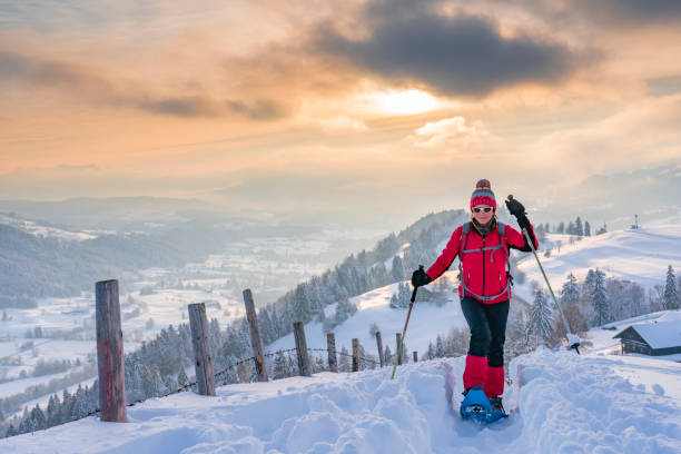 bella donna con le ciasli sulle alpi bavaresi - snowshoeing foto e immagini stock