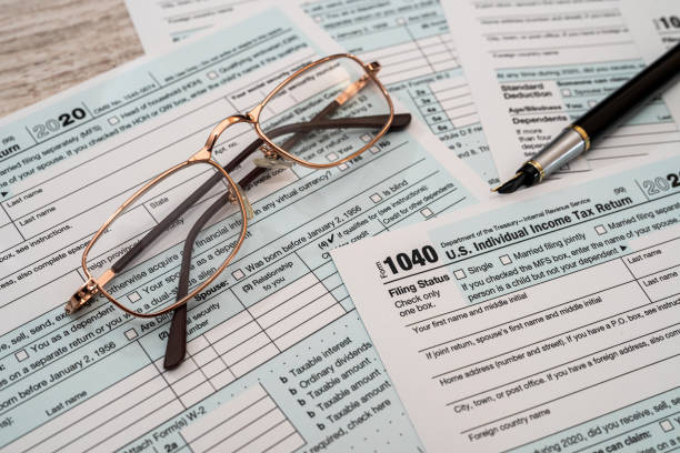 istock 1040 individual tax form 1298622081