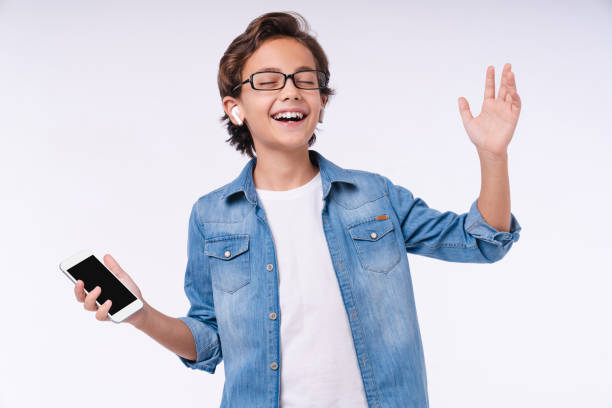 lustige 10er jahre weißen jungen tanzen und hören die musik isoliert über weißen hintergrund - telephone child isolated on white elegance stock-fotos und bilder