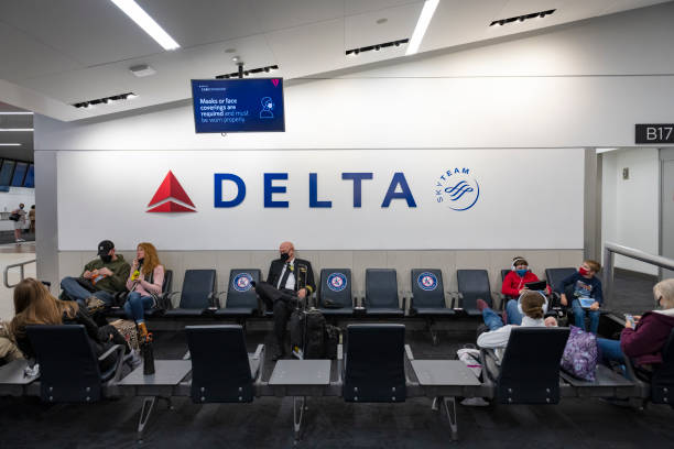 masken oder gesichtsverkleidungen erforderlich und müssen am flughafen ordnungsgemäß getragen werden - delta air lines stock-fotos und bilder