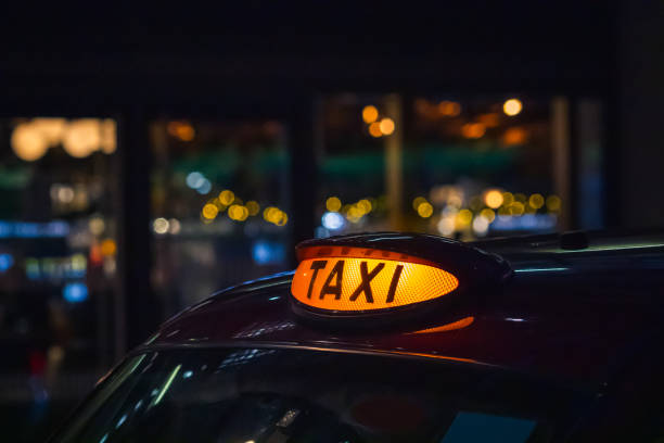 signe noir de taxi de londres - taxi photos et images de collection