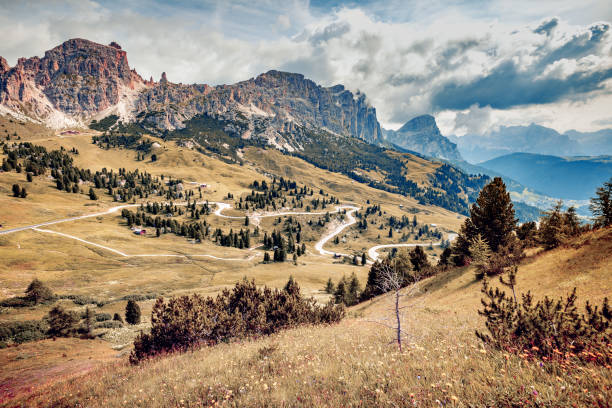 picos dolomitas (tirol do sul, itália). - tirol season rock mountain peak - fotografias e filmes do acervo