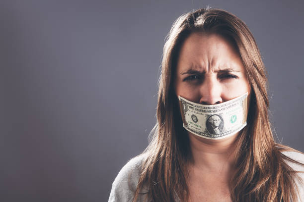 femme dans sa trentaine semble en colère et frustré d’être bâillonné par un billet d’un dollar - currency silence censorship behavior photos et images de collection