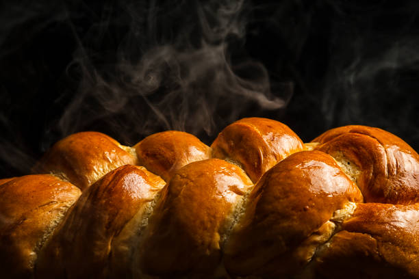 dampfende heiße loaf von challah brot - hanukkah loaf of bread food bread stock-fotos und bilder