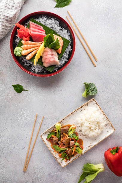 sashimi giapponese incastonato su sfondo grigio. cibo asiatico - sushi sashimi salmon tuna foto e immagini stock