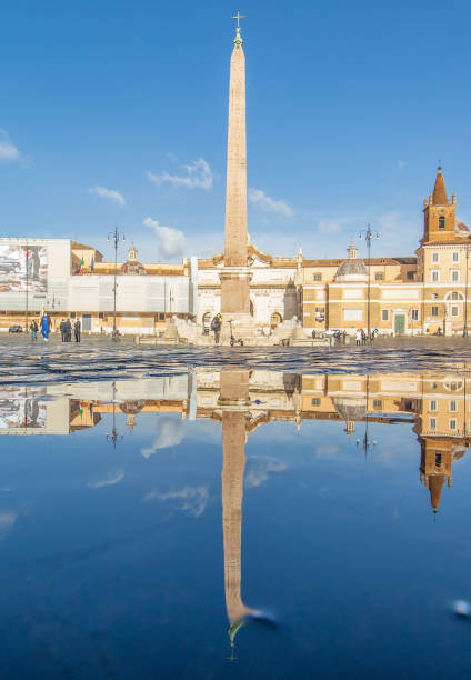 la vieille ville de rome reflétée dans une piscine d’eau - light nobody coliseum vertical photos et images de collection