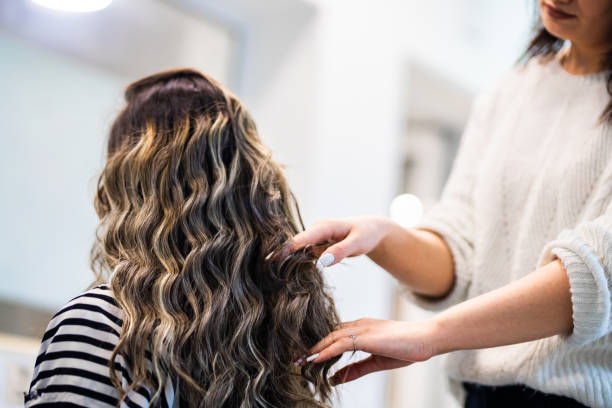 mujeres con hermoso pelo negro largo en el tratamiento en peluquería - hair care combing women human hair fotografías e imágenes de stock