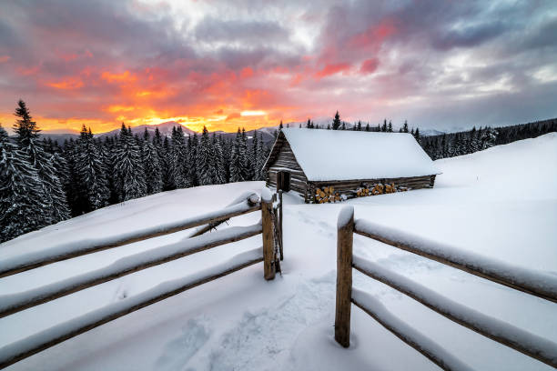 冬の山々に放棄された木製のキャビン - extreme terrain powder snow winter snow ストックフォトと画像