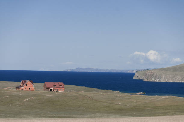 due case di legno nel mezzo della steppa sulla riva del lago baikal - open country immagine foto e immagini stock