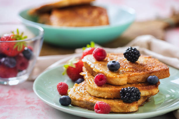 french toast with berries and maple syrup - french toast breakfast food sweet food imagens e fotografias de stock