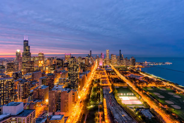 luftaufnahme des stadtbildes von chicago bei der golden hour - high up usa stock-fotos und bilder