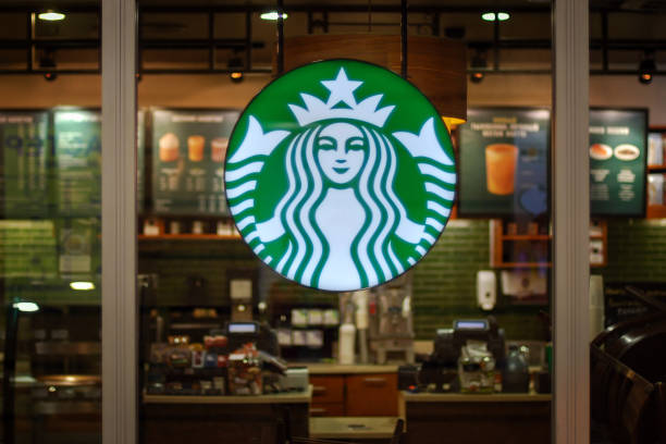 starbucks café interior - cafetería vacía detrás de la pared de cristal - foods and drinks lifestyles horizontal household equipment fotografías e imágenes de stock