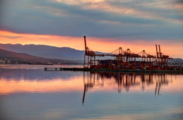 вид на гавань из канады место на набережной ванкувера на восходе солнца - vancouver harbor vancouver harbor marina стоковые фото и изображения