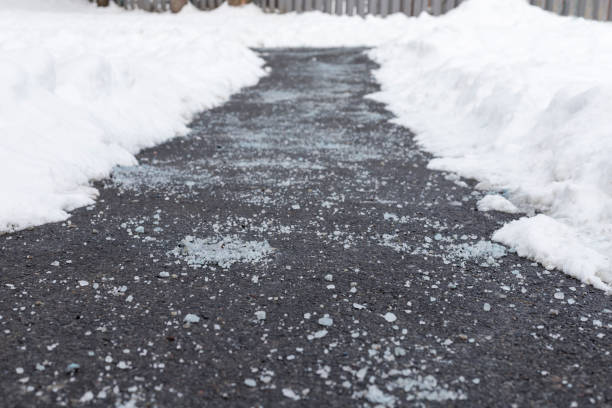 carretera con sal y nieve en los laterales - sidewalk fotografías e imágenes de stock