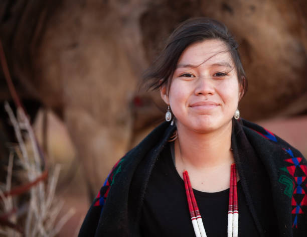 fröhliche navajo frau porträt - navajo american culture indigenous culture women stock-fotos und bilder