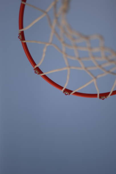 cerceau et filet de basket-ball contre le ciel bleu - rackets and ball photos et images de collection