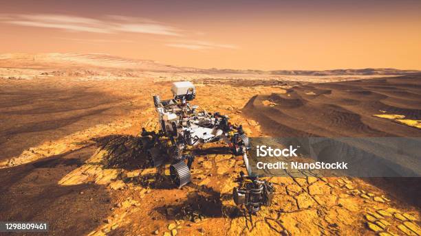 Il Veicolo Rover Senza Equipaggio Sulla Missione Di Esplorazione Di Marte Attraversa Il Suolo Del Pianeta - Fotografie stock e altre immagini di Marte - Pianeta