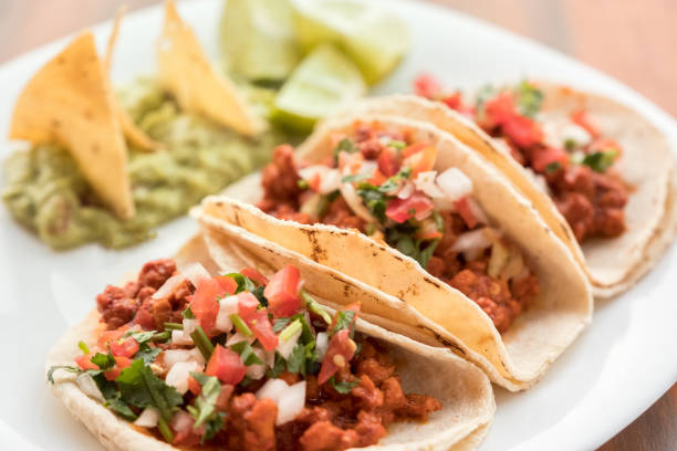 tacos vegani e guacamole serviti a tulum, messico, primo piano - kitchen utensil bright vibrant color restaurant foto e immagini stock